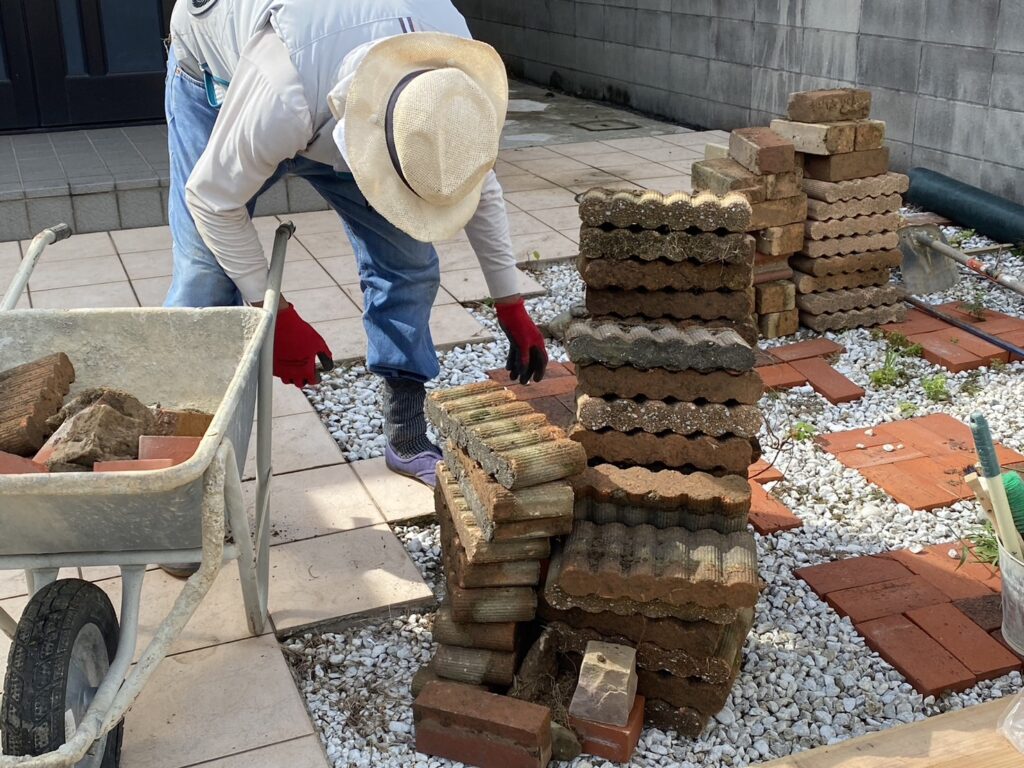 【香川県・宇多津町Ｏ様邸】裏庭の天然芝撤去等、裏庭リフォーム工事着工⛑ (株)カインズガーデン｜香川の雑草対策，庭リフォーム工事，庭仕舞い