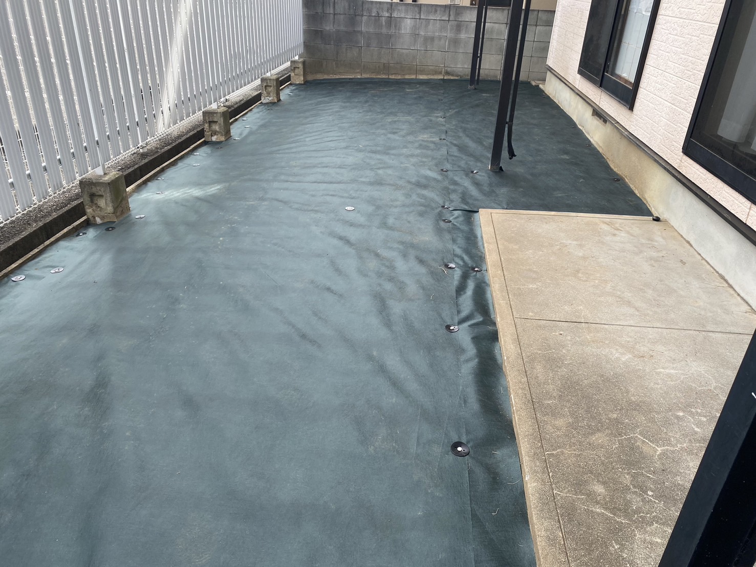 【香川県・宇多津町Ｏ様邸】スッキリ手入れ要らず✨裏庭リフォーム工事㊗完工 (株)カインズガーデン｜香川の雑草対策，庭仕舞い