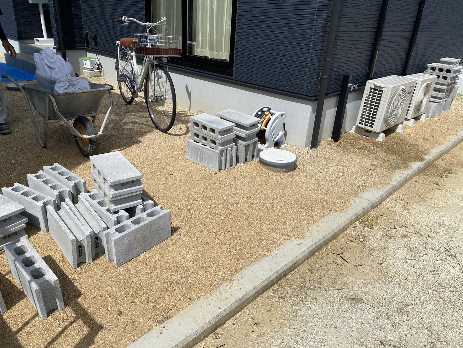 【香川県丸亀市Ｍ様邸】境界のブロック・フェンス工事、本日着工⛑ (株)カインズガーデン｜香川県のエクステリア工事，庭リフォーム工事