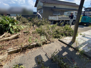 【香川県・綾川町ＫＵ様邸】庭木植栽などの伐採撤去中！少しずつスッキリしてます✨ (株)カインズガーデン｜香川の庭リフォーム工事，庭仕舞い