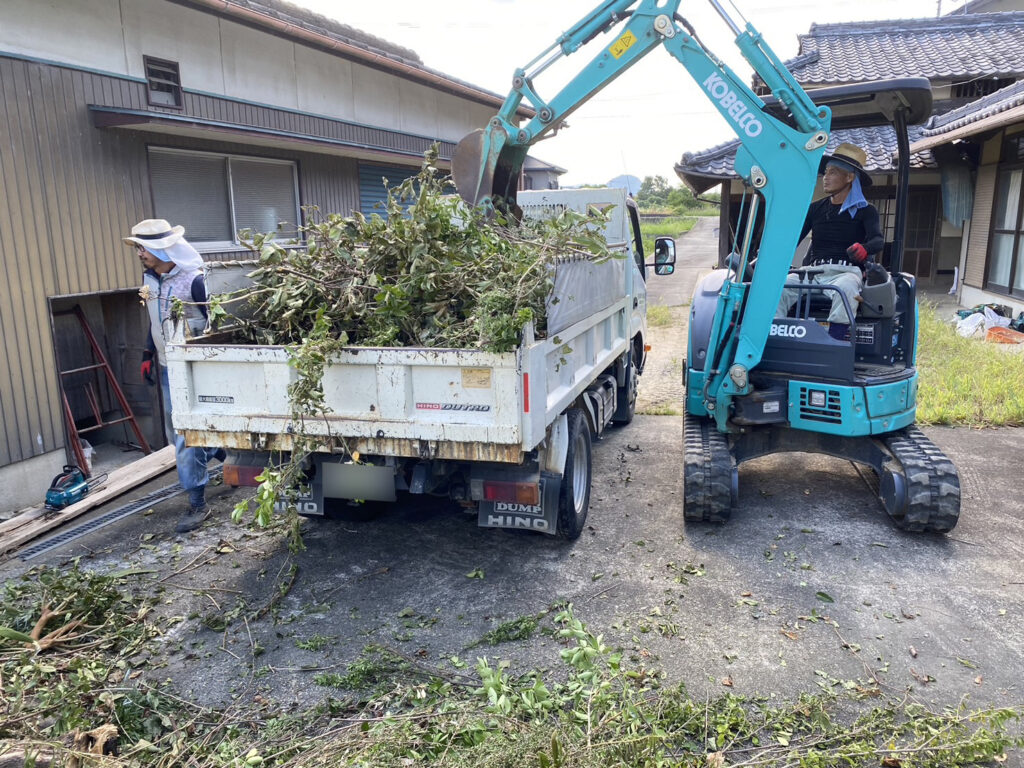 【香川県・綾川町ＫＵ様邸】庭木植栽などの伐採撤去中！少しずつスッキリしてます✨ (株)カインズガーデン｜香川の庭リフォーム工事，庭仕舞い