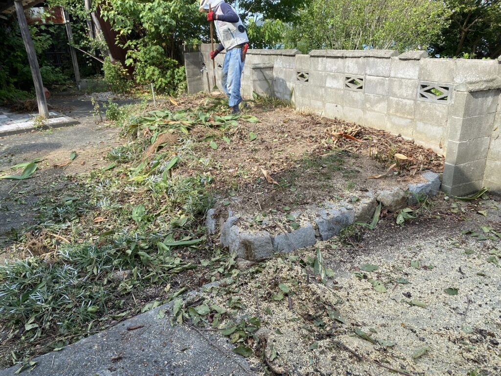 【香川県・綾川町ＫＵ様邸】庭木植栽などの伐採撤去中！少しずつスッキリしてます✨ (株)カインズガーデン｜香川の庭リフォーム工事，庭仕舞い