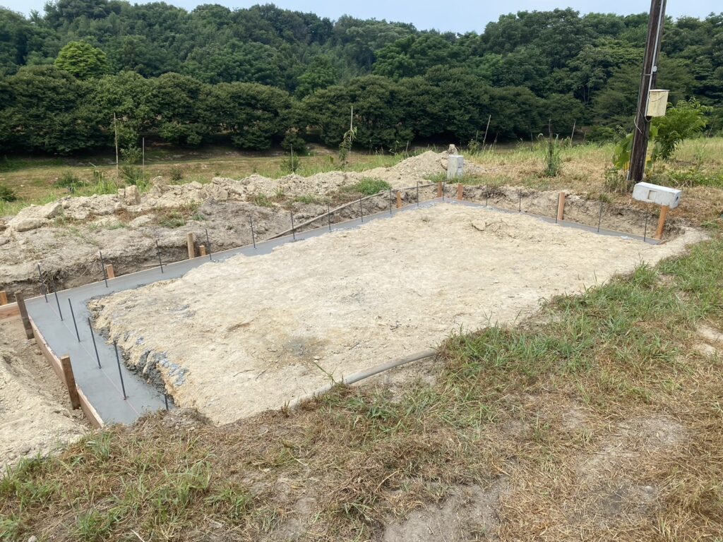 【香川県三豊市財田町Ｏ様】ガレージ２連結分の土台／下地コンクリート打設 (株)カインズガーデン｜香川のエクステリア工事，物置工事