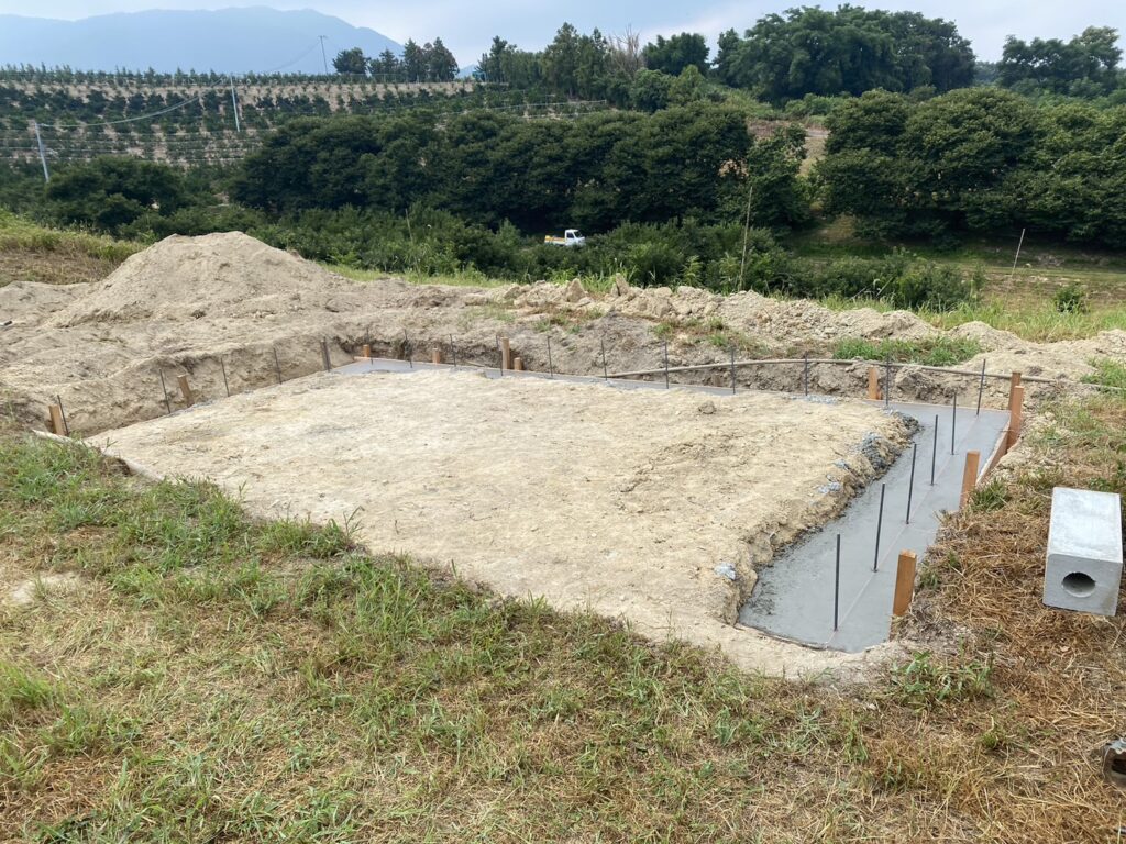 【香川県三豊市財田町Ｏ様】ガレージ２連結分の土台／下地コンクリート打設 (株)カインズガーデン｜香川のエクステリア工事，物置工事