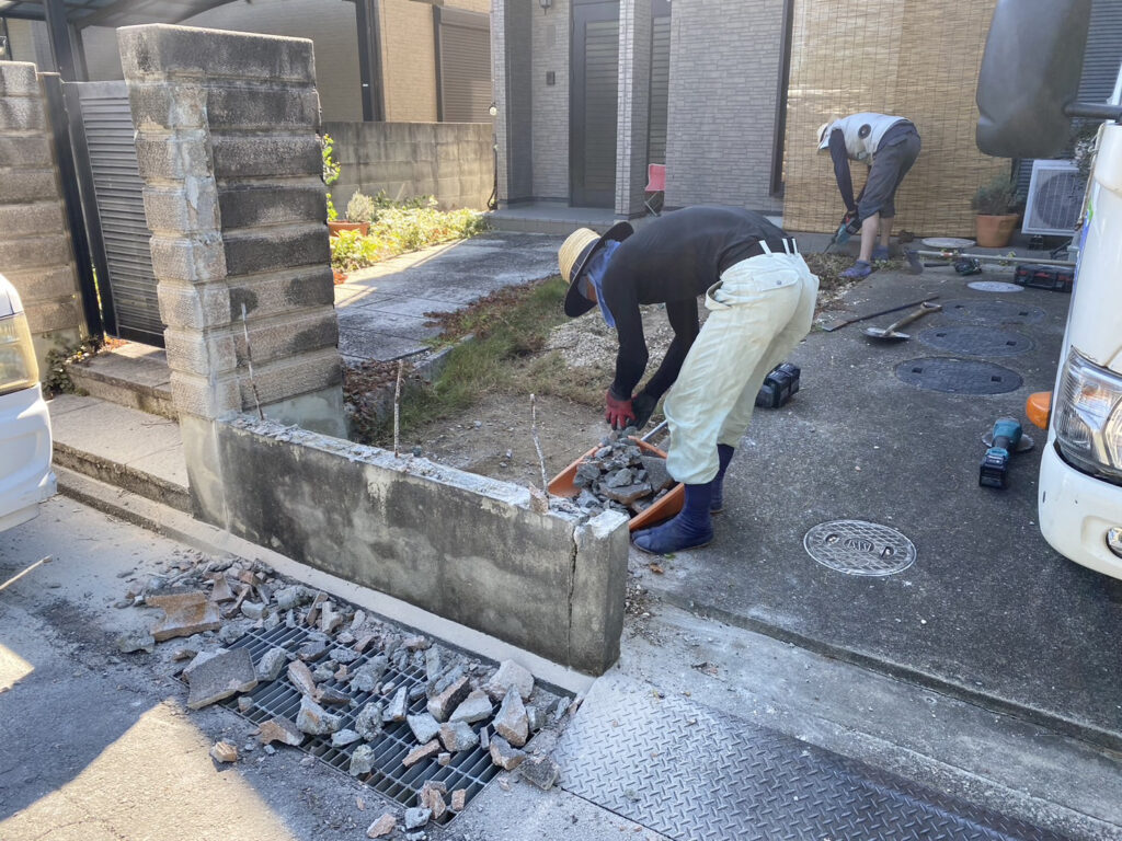 【香川県高松市Ｕ様邸】ブロック塀撤去＆雑草撤去で駐車場拡張工事、本日着工⛑ (株)カインズガーデン｜香川県の庭リフォーム工事，庭仕舞い