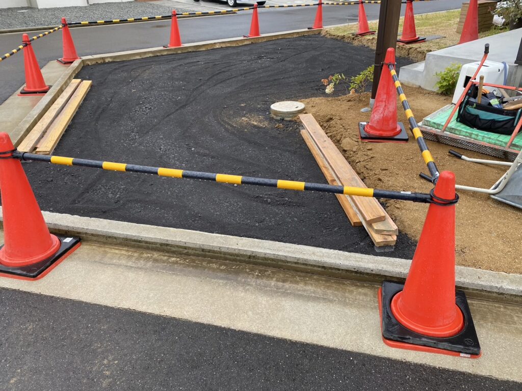 【香川県・綾川町Ｋ様邸】雑草対策の仕上げの人工芝施工✨コンクリート打設は雨順延 (株)カインズガーデン｜庭リフォーム工事，庭仕舞い