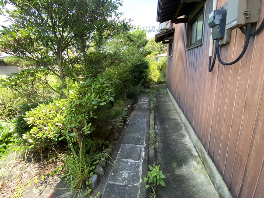 【香川県・綾川町ＫＵ様邸】庭木植栽・雑草・石垣等、撤去工事着工⛑ (株)カインズガーデン｜香川の庭リフォーム工事，庭仕舞い