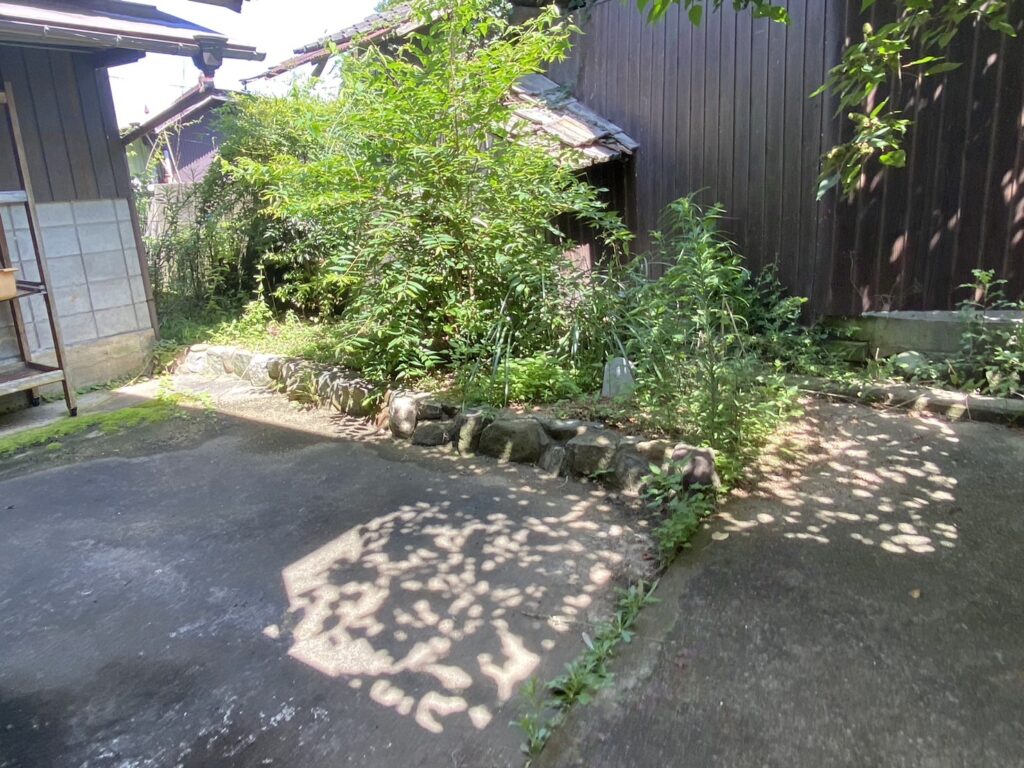 【香川県・綾川町ＫＵ様邸】庭木植栽・雑草・石垣等、撤去工事着工⛑ (株)カインズガーデン｜香川の庭リフォーム工事，庭仕舞い