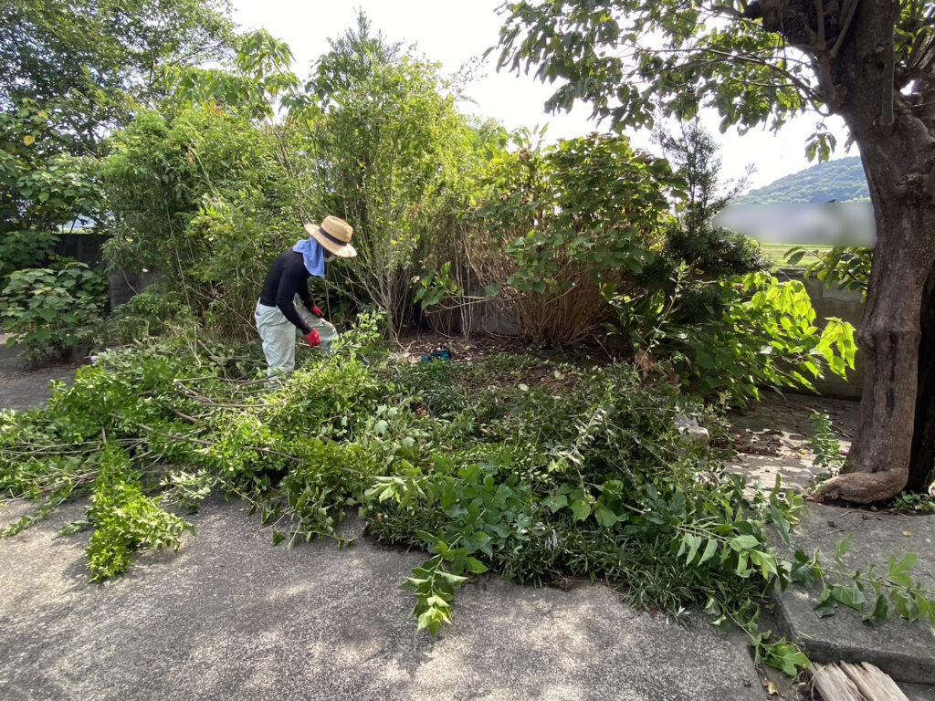 【香川県・綾川町ＫＵ様邸】庭木植栽・雑草・石垣等、撤去工事着工⛑ (株)カインズガーデン｜香川の庭リフォーム工事，庭仕舞い