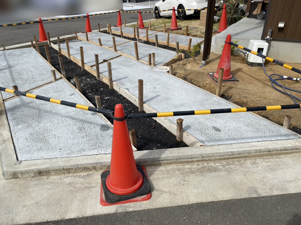 【香川県・綾川町Ｋ様邸】駐車場の人工芝仕上げ，駐車場コンクリート完了と花崗土仕上げ (株)カインズガーデン｜香川の庭リフォーム工事