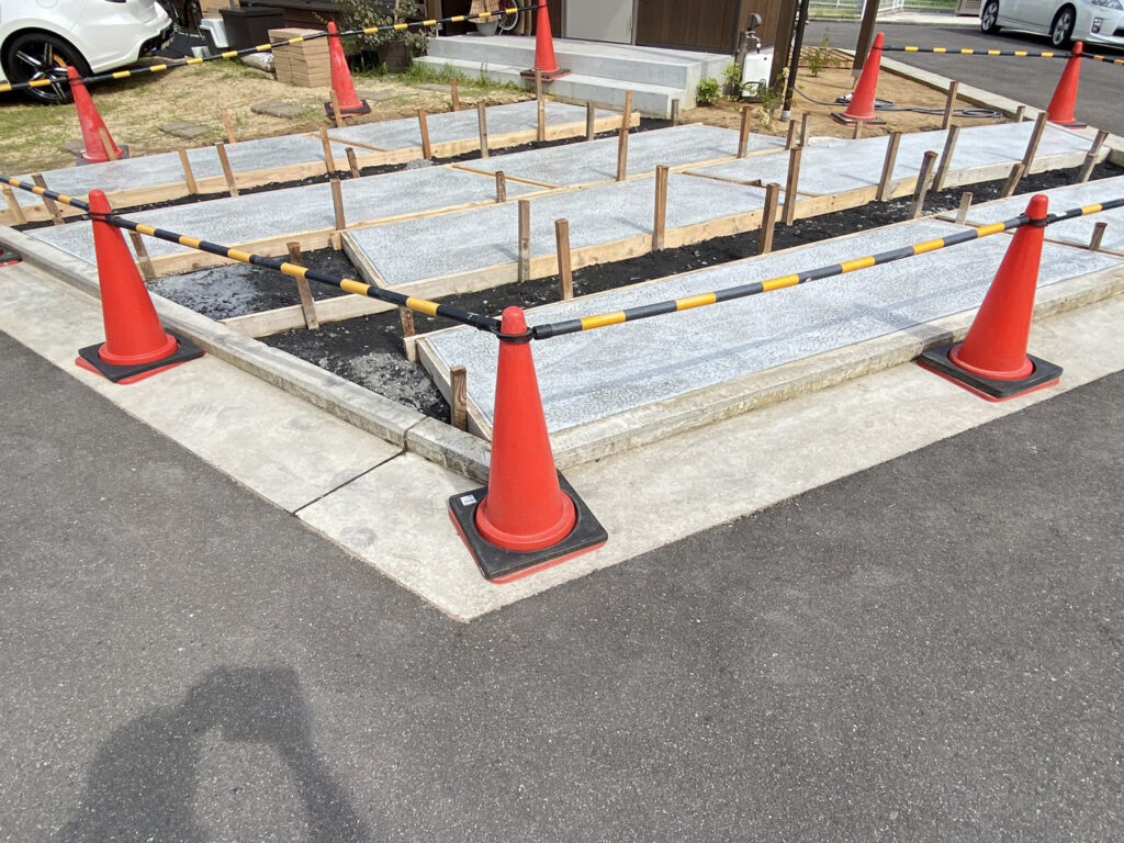 【香川県・綾川町Ｋ様邸】駐車場の人工芝仕上げ，駐車場コンクリート完了と花崗土仕上げ (株)カインズガーデン｜香川の庭リフォーム工事