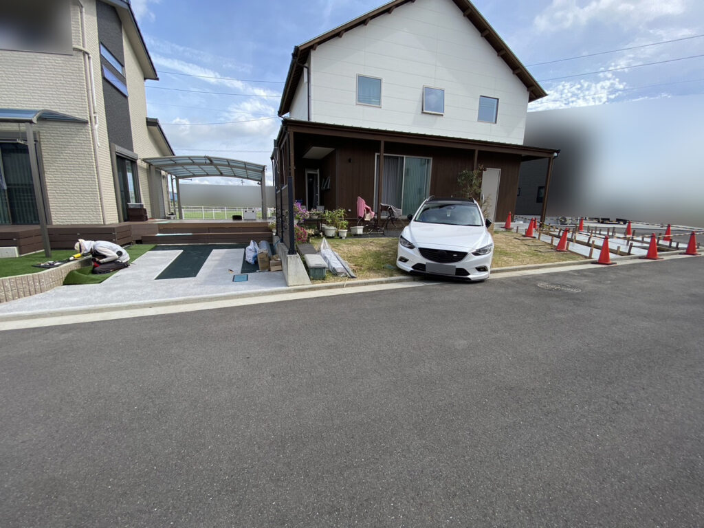 【香川県・綾川町Ｋ様邸】駐車場の人工芝仕上げ，駐車場コンクリート完了と花崗土仕上げ (株)カインズガーデン｜香川の庭リフォーム工事