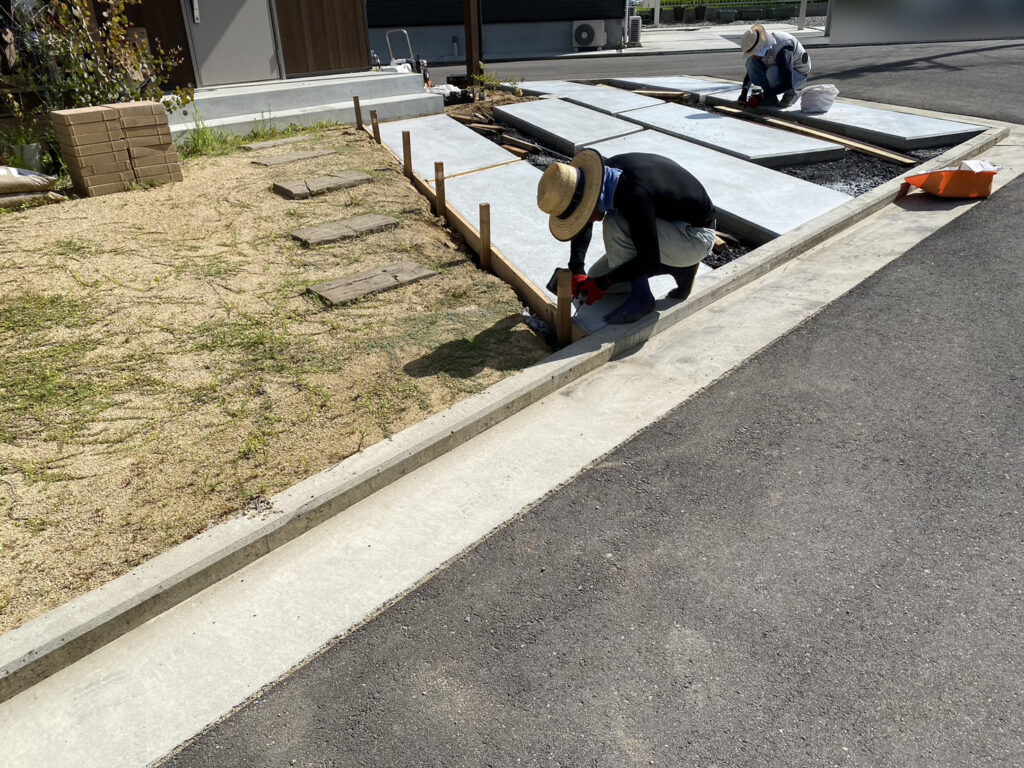 【香川県・綾川町Ｋ様邸】駐車場の人工芝仕上げ，駐車場コンクリート完了と花崗土仕上げ (株)カインズガーデン｜香川の庭リフォーム工事