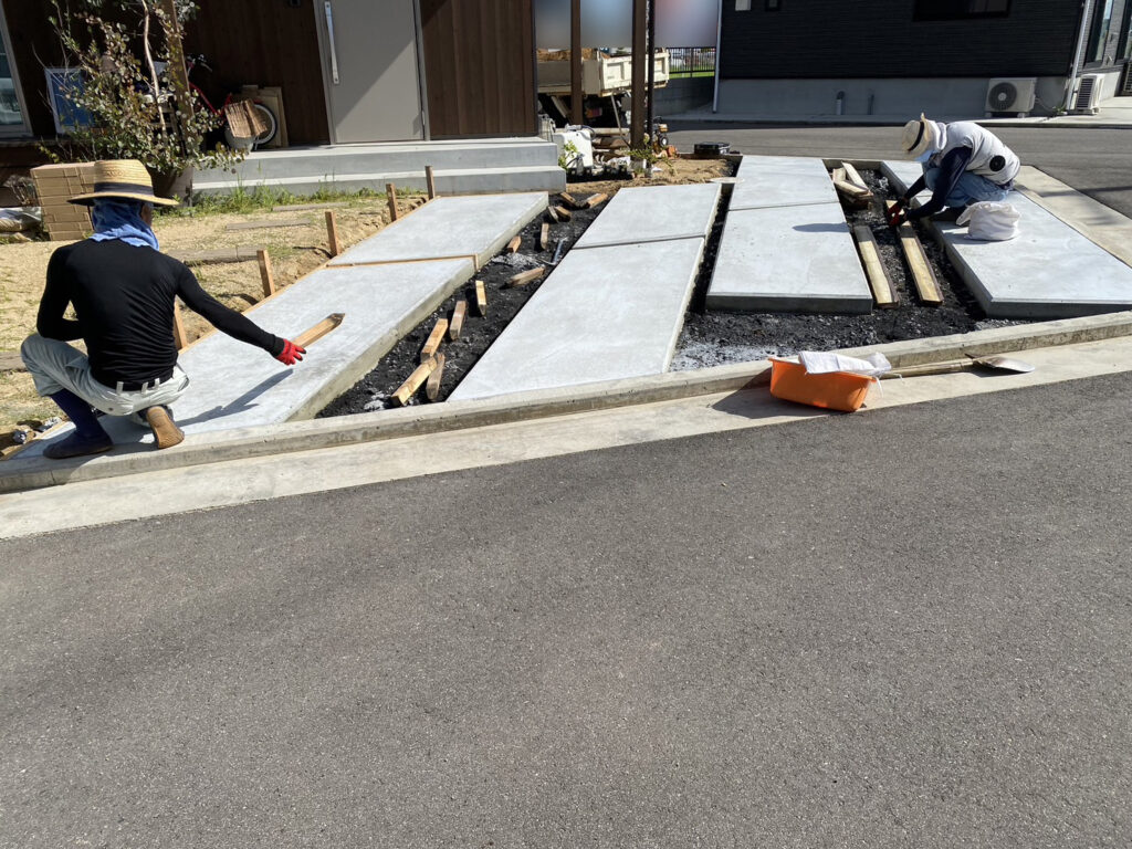 【香川県・綾川町Ｋ様邸】駐車場の人工芝仕上げ，駐車場コンクリート完了と花崗土仕上げ (株)カインズガーデン｜香川の庭リフォーム工事