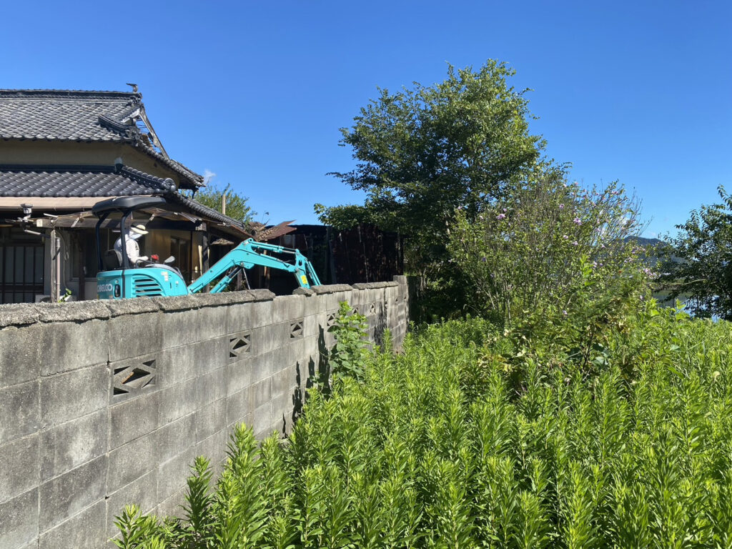 【香川県・綾川町ＫＵ様邸】庭木植栽などの伐採撤去中！少しずつスッキリしてます✨ (株)カインズガーデン｜香川の庭リフォーム工事，庭仕舞い