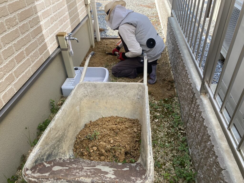 【香川県高松市Ｙ様邸】雑草対策｜防草シートと砂利敷き本日着工⛑ (株)カインズガーデン｜香川の庭リフォーム工事，庭仕舞い