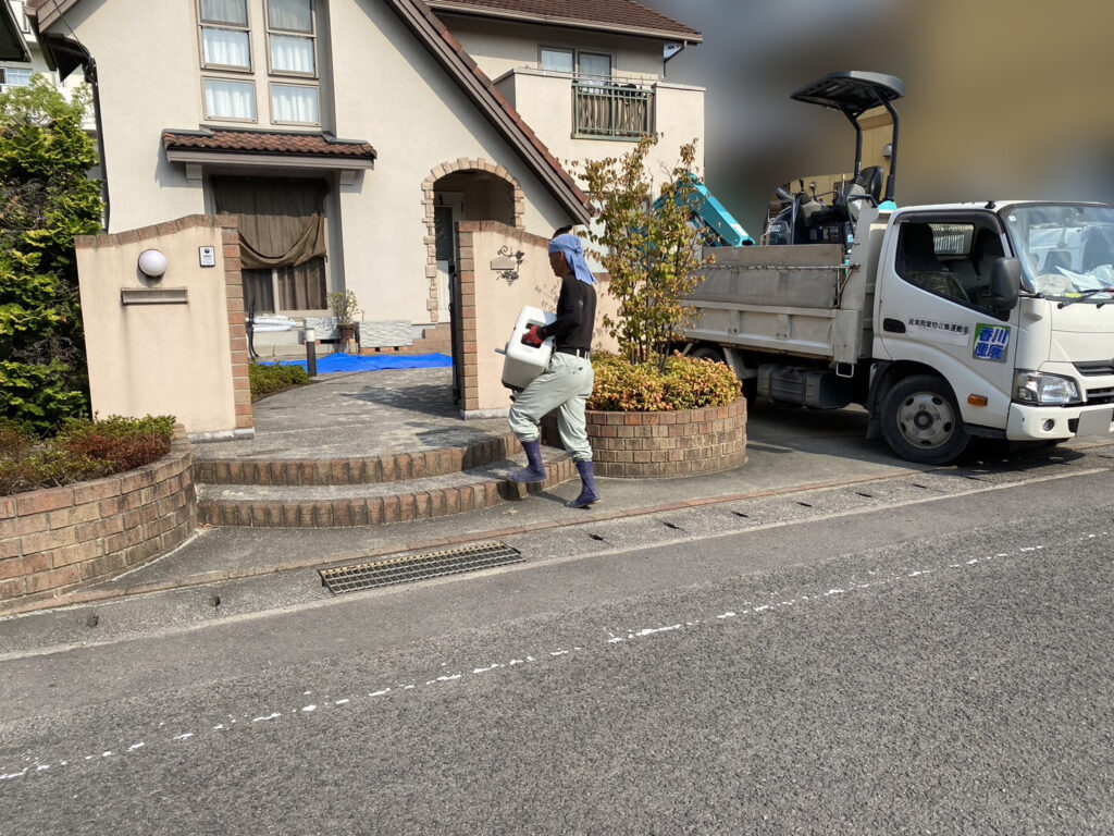 【宇多津町Ａ様邸】花壇・門壁など玄関周り撤去＆駐車場拡張！庭リフォーム工事着工⛑ (株)カインズガーデン｜香川県の庭仕舞い