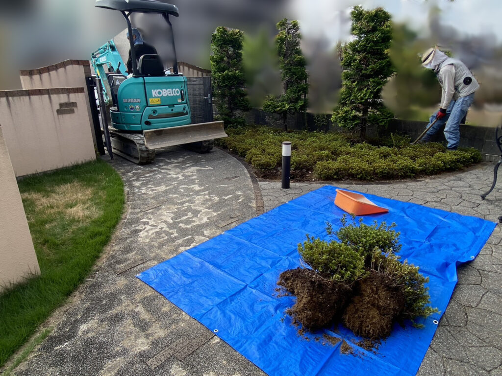 【宇多津町Ａ様邸】花壇・門壁など玄関周り撤去＆駐車場拡張！庭リフォーム工事着工⛑ (株)カインズガーデン｜香川県の庭仕舞い