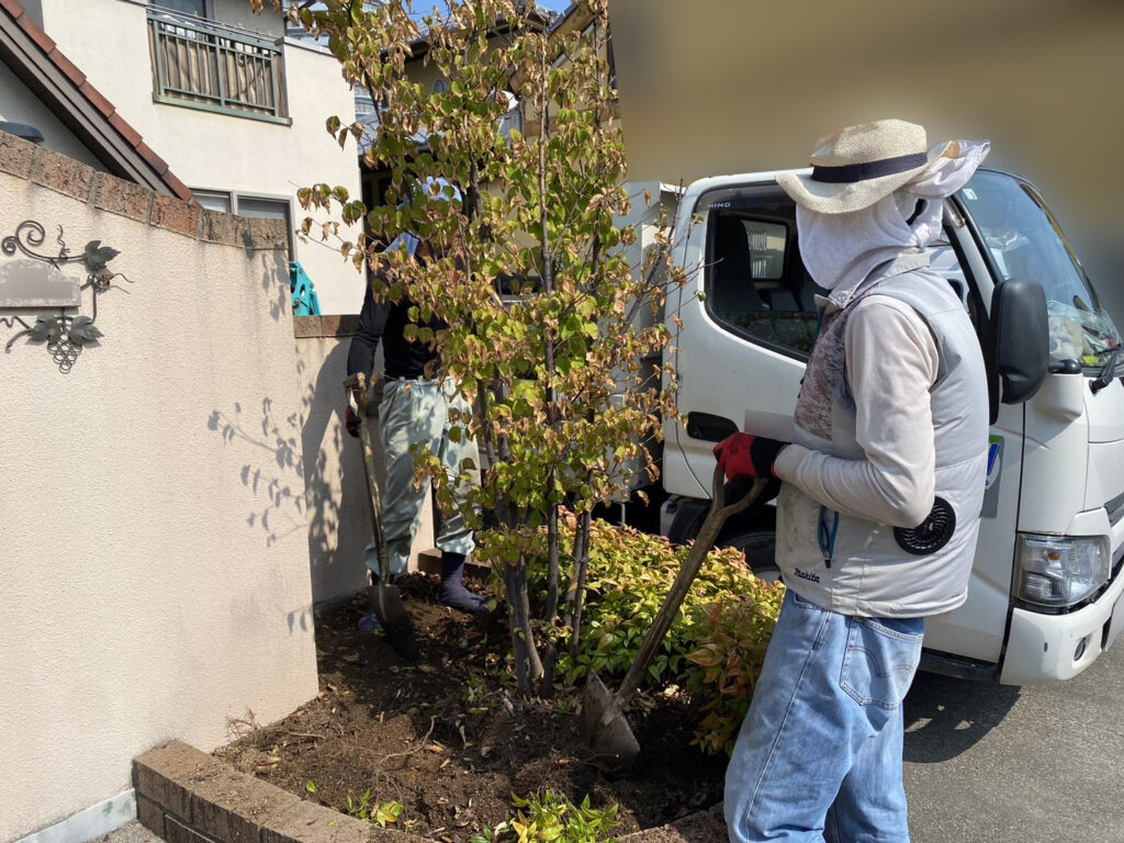 【宇多津町Ａ様邸】花壇・門壁など玄関周り撤去＆駐車場拡張！庭リフォーム工事着工⛑ (株)カインズガーデン｜香川県の庭仕舞い