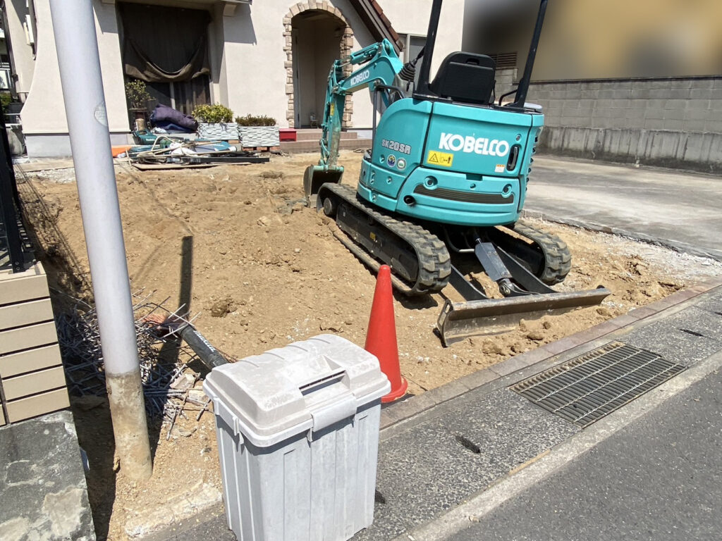 【宇多津町Ａ様邸】駐車スペース拡張中！門壁や花壇・玄関周りスッキリ撤去 (株)カインズガーデン｜香川県の庭リフォーム工事，庭仕舞い