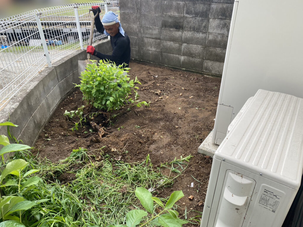 【高松市Ｔ様邸】雑草や天然芝を撤去！雑草対策工事、着工⛑ (株)カインズガーデン｜香川県の庭リフォーム工事，庭仕舞い