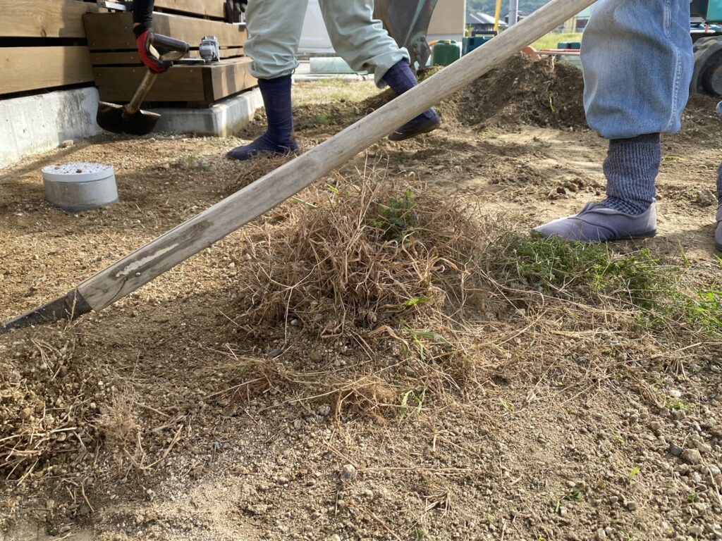 【坂出市Ｍ様邸】雑草対策と駐車場コンクリート・フェンス設置、本日着工⛑ (株)カインズガーデン｜香川県の庭リフォーム工事，庭仕舞い