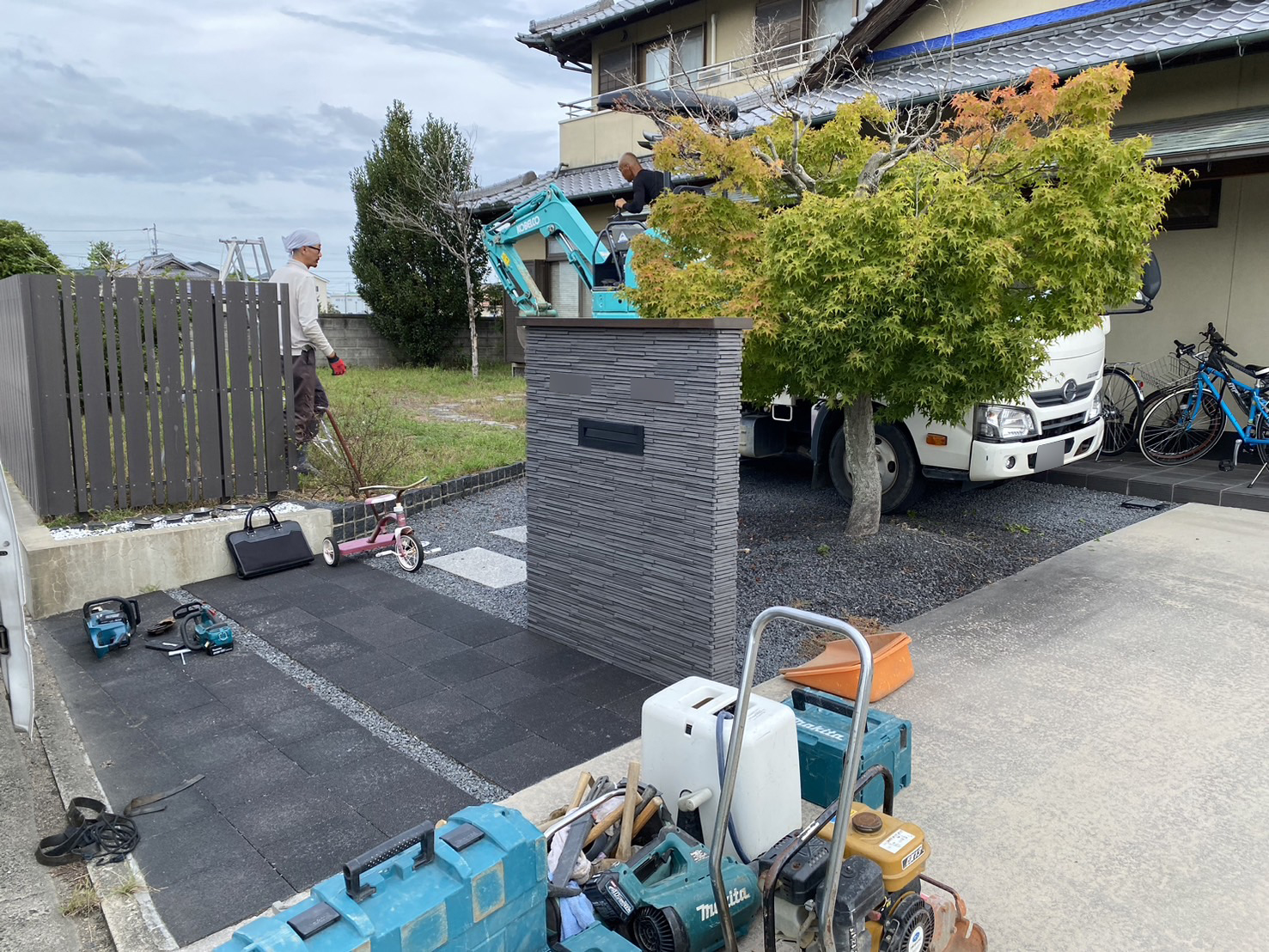 【高松市Ａ様邸】雑草対策・庭木や敷石撤去，庭リフォーム工事着工⛑ (株)カインズガーデン｜香川県の庭仕舞い