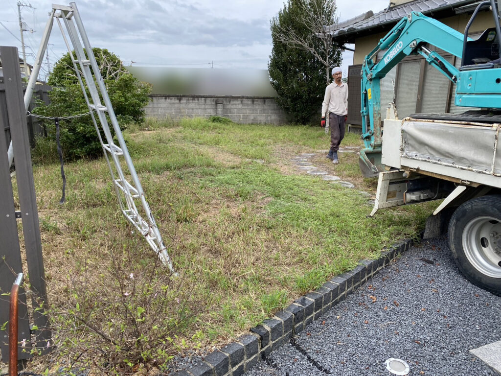 【高松市Ａ様邸】雑草対策・庭木や敷石撤去，庭リフォーム工事着工⛑ (株)カインズガーデン｜香川県の庭仕舞い