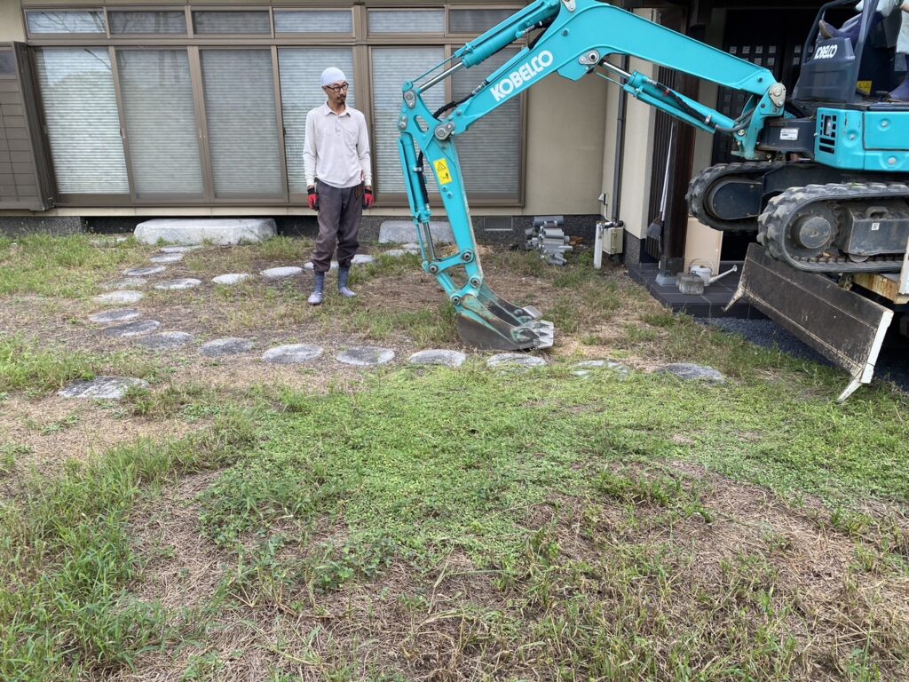 【高松市Ａ様邸】雑草対策・庭木や敷石撤去，庭リフォーム工事着工⛑ (株)カインズガーデン｜香川県の庭仕舞い