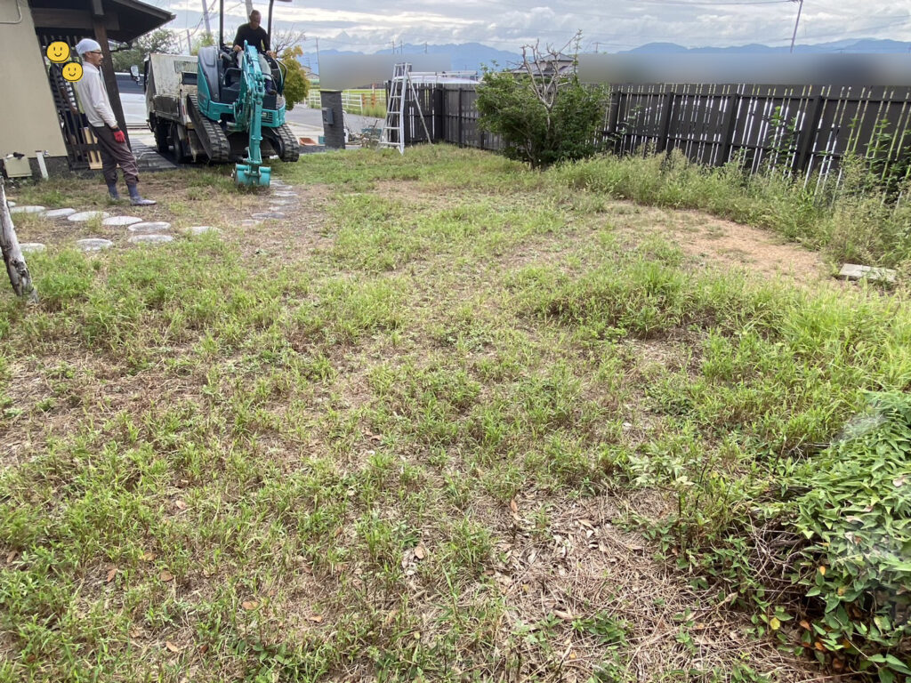 【高松市Ａ様邸】雑草対策・庭木や敷石撤去，庭リフォーム工事着工⛑ (株)カインズガーデン｜香川県の庭仕舞い