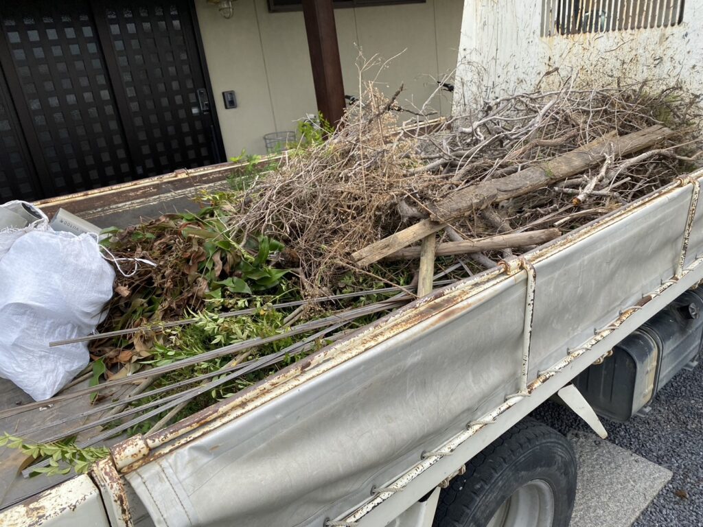 【高松市Ａ様邸】雑草対策・庭木や敷石撤去，庭リフォーム工事着工⛑ (株)カインズガーデン｜香川県の庭仕舞い