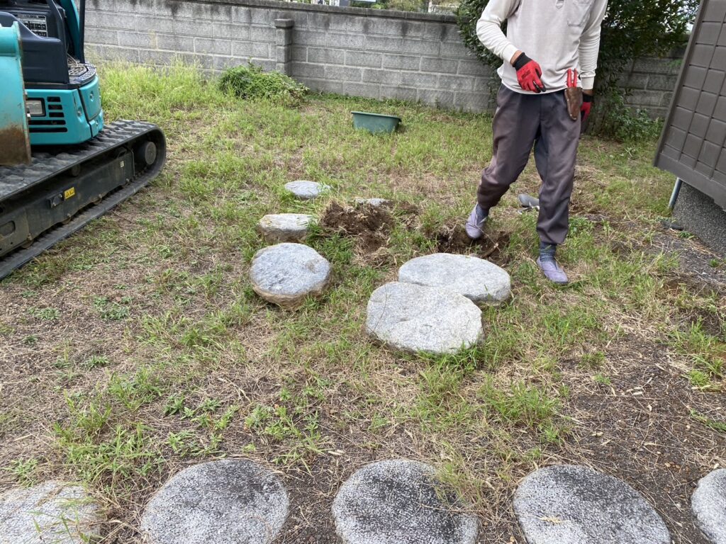 【高松市Ａ様邸】雑草対策・庭木や敷石撤去，庭リフォーム工事着工⛑ (株)カインズガーデン｜香川県の庭仕舞い