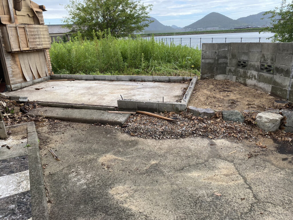 【香川県・綾川町ＫＵ様邸】庭リフォーム工事完工直前♪ 建物養生・土留めブロック・土を綺麗に✨ (株)カインズガーデン｜香川県の庭仕舞い