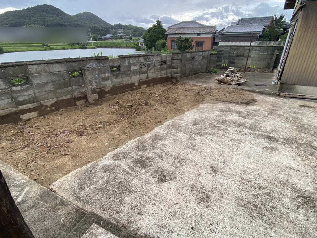 【香川県・綾川町ＫＵ様邸】庭リフォーム工事完工直前♪ 建物養生・土留めブロック・土を綺麗に✨ (株)カインズガーデン｜香川県の庭仕舞い