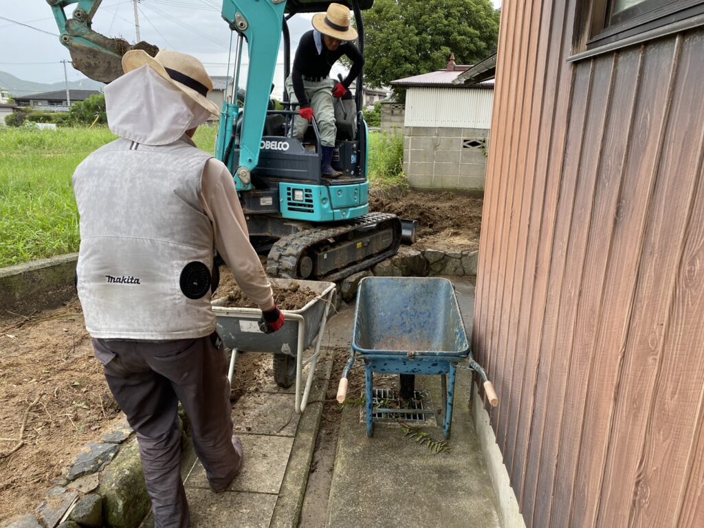 【香川県・綾川町ＫＵ様邸】庭リフォーム工事完工直前♪ 建物養生・土留めブロック・土を綺麗に✨ (株)カインズガーデン｜香川県の庭仕舞い