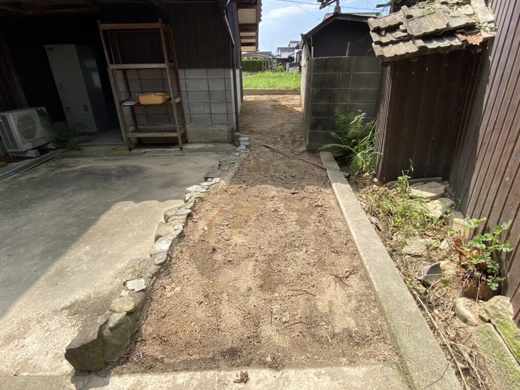 【香川県・綾川町ＫＵ様邸】庭リフォーム工事完工直前♪ 建物養生・土留めブロック・土を綺麗に✨ (株)カインズガーデン｜香川県の庭仕舞い