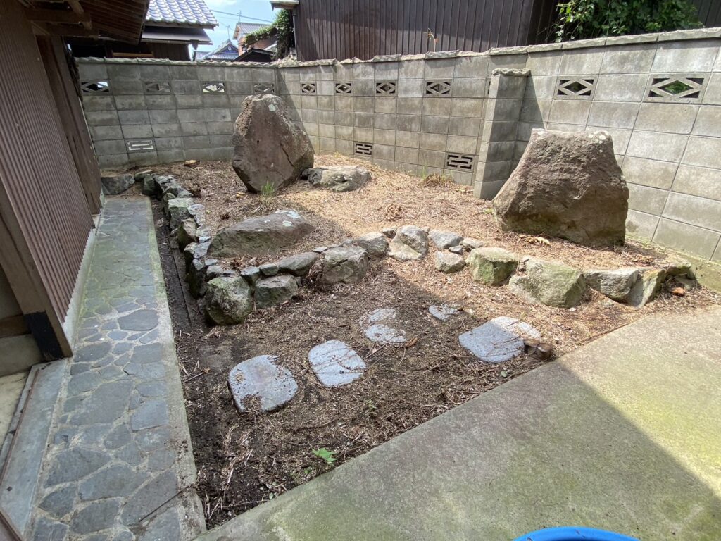 【香川県・綾川町ＫＵ様邸】庭リフォーム工事完工直前♪ 建物養生・土留めブロック・土を綺麗に✨ (株)カインズガーデン｜香川県の庭仕舞い