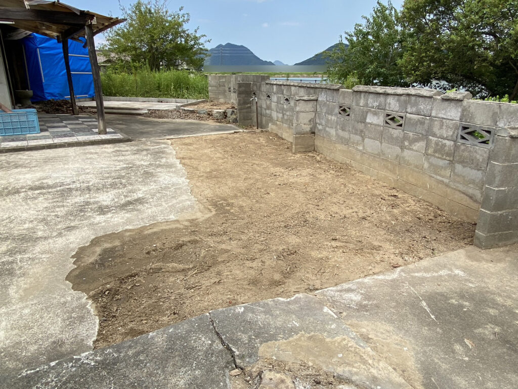 【香川県・綾川町ＫＵ様邸】庭リフォーム工事完工直前♪ 建物養生・土留めブロック・土を綺麗に✨ (株)カインズガーデン｜香川県の庭仕舞い