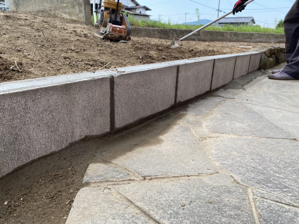 【香川県・綾川町ＫＵ様邸】庭リフォーム工事完工直前♪ 建物養生・土留めブロック・土を綺麗に✨ (株)カインズガーデン｜香川県の庭仕舞い