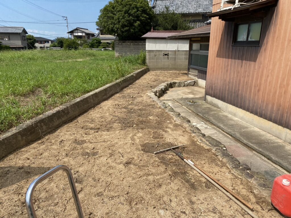 【香川県・綾川町ＫＵ様邸】庭リフォーム工事完工直前♪ 建物養生・土留めブロック・土を綺麗に✨ (株)カインズガーデン｜香川県の庭仕舞い