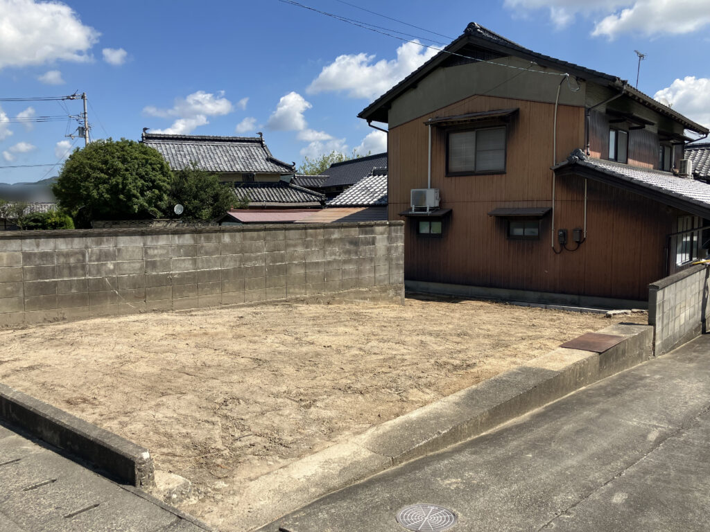 【綾川町ＫＵ様邸】庭木や植栽・雑草撤去でスッキリ✨庭リフォーム工事㊗完工 (株)カインズガーデン｜香川県の庭仕舞い工事，雑草対策