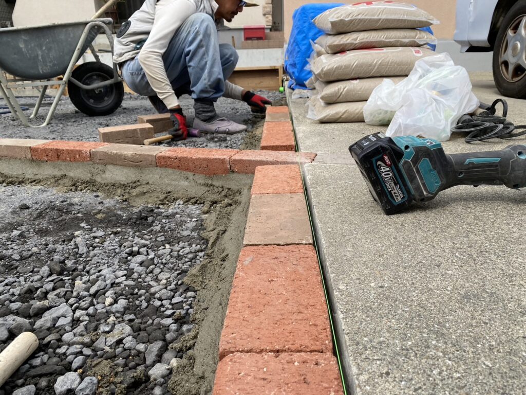 【宇多津町Ａ様邸】門壁は塗替えリフォームで一新✨駐車場レンガ目地も完了 (株)カインズガーデン｜香川県の庭リフォーム工事，庭仕舞い