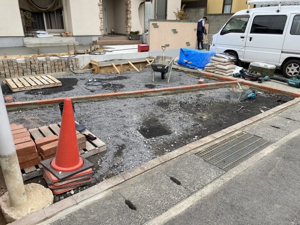 【宇多津町Ａ様邸】門壁は塗替えリフォームで一新✨駐車場レンガ目地も完了 (株)カインズガーデン｜香川県の庭リフォーム工事，庭仕舞い