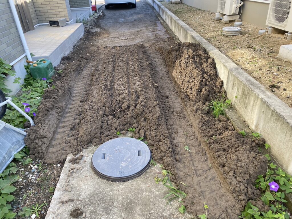 【高松市ＹＯ様邸】裏庭の雑草対策準備✊雑草撤去と鋤取り開始 (株)カインズガーデン｜香川県の庭リフォーム工事，庭仕舞い