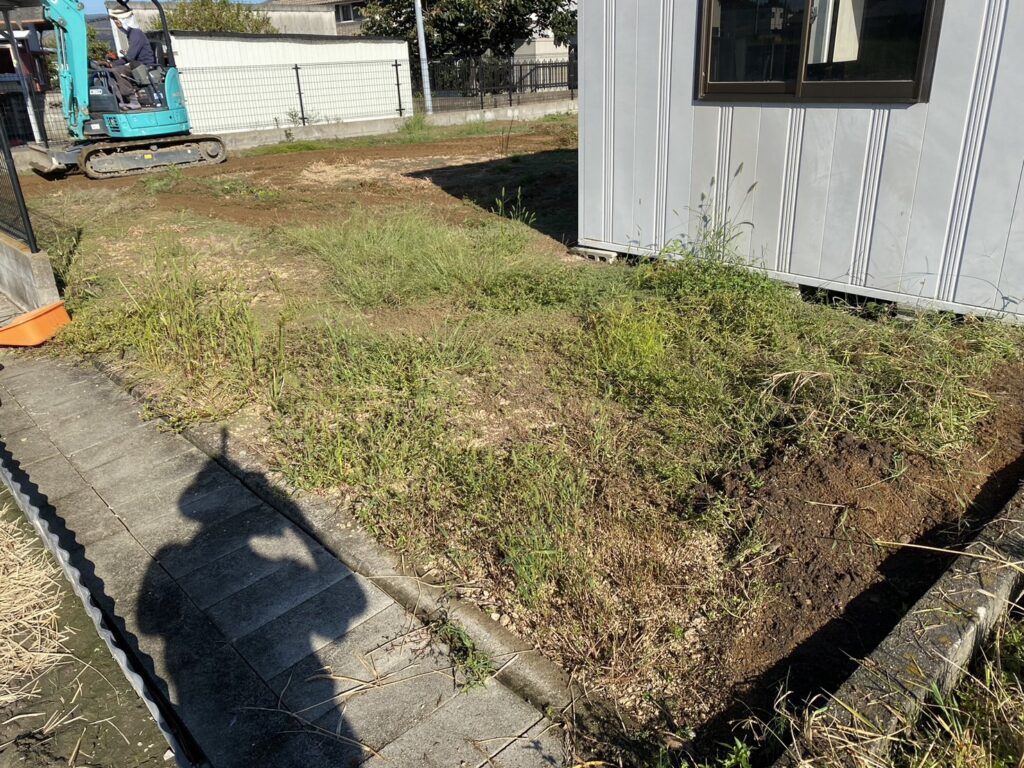 【高松市ＹＯ様邸】裏庭の雑草対策準備✊雑草撤去と鋤取り開始 (株)カインズガーデン｜香川県の庭リフォーム工事，庭仕舞い