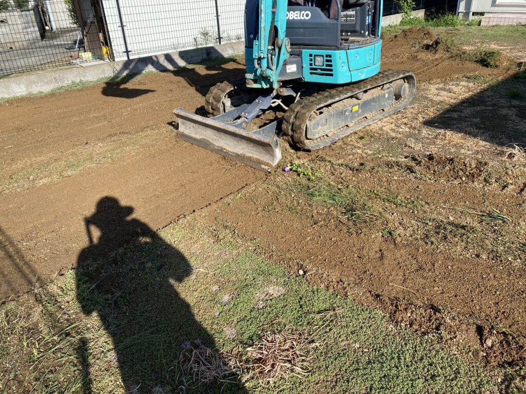 【高松市ＹＯ様邸】裏庭の雑草対策準備✊雑草撤去と鋤取り開始 (株)カインズガーデン｜香川県の庭リフォーム工事，庭仕舞い