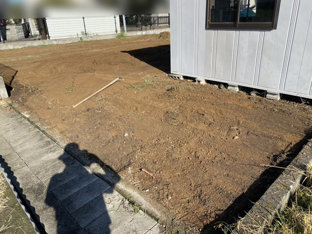 【高松市ＹＯ様邸】裏庭の雑草対策準備✊雑草撤去と鋤取り開始 (株)カインズガーデン｜香川県の庭リフォーム工事，庭仕舞い