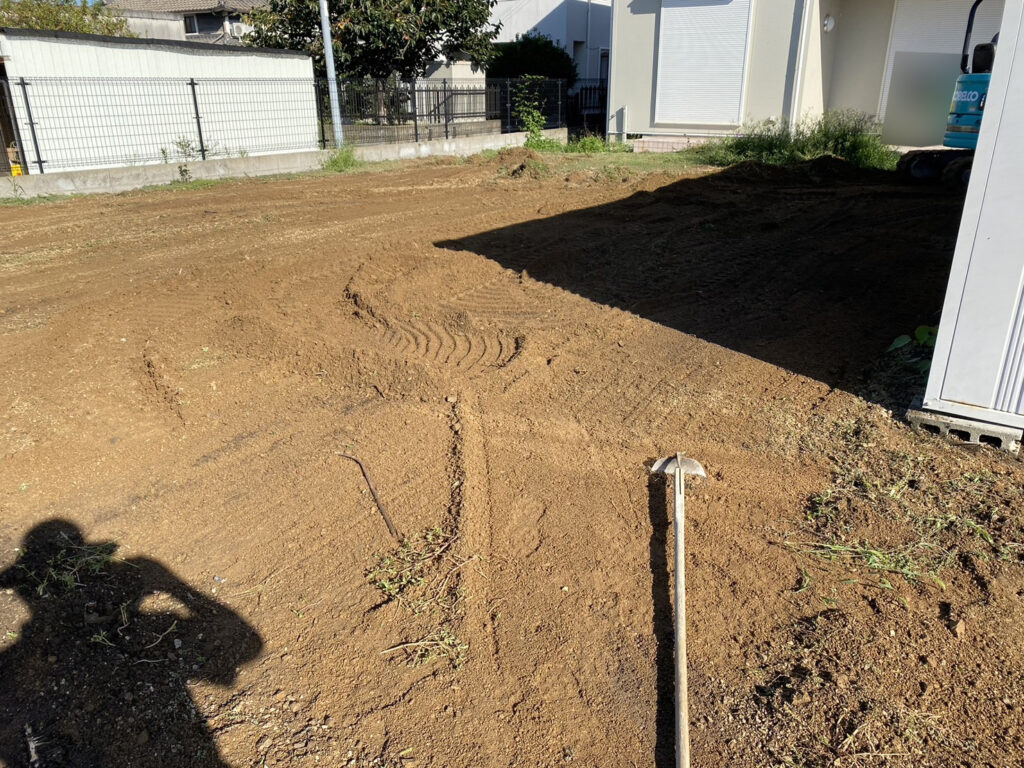 【高松市ＹＯ様邸】裏庭の雑草対策準備✊雑草撤去と鋤取り開始 (株)カインズガーデン｜香川県の庭リフォーム工事，庭仕舞い