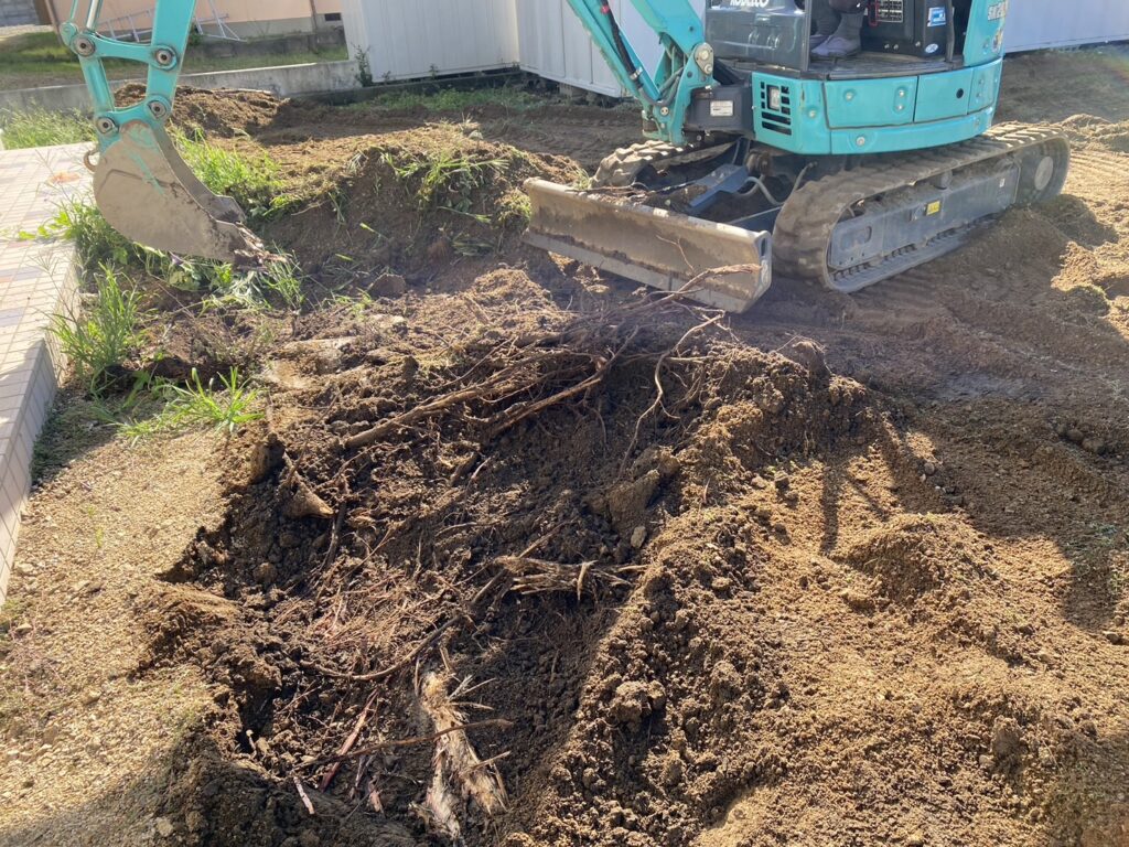 【高松市ＹＯ様邸】裏庭の雑草対策準備✊雑草撤去と鋤取り開始 (株)カインズガーデン｜香川県の庭リフォーム工事，庭仕舞い