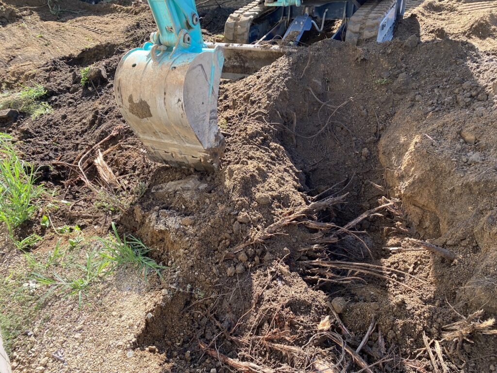 【高松市ＹＯ様邸】裏庭の雑草対策準備✊雑草撤去と鋤取り開始 (株)カインズガーデン｜香川県の庭リフォーム工事，庭仕舞い